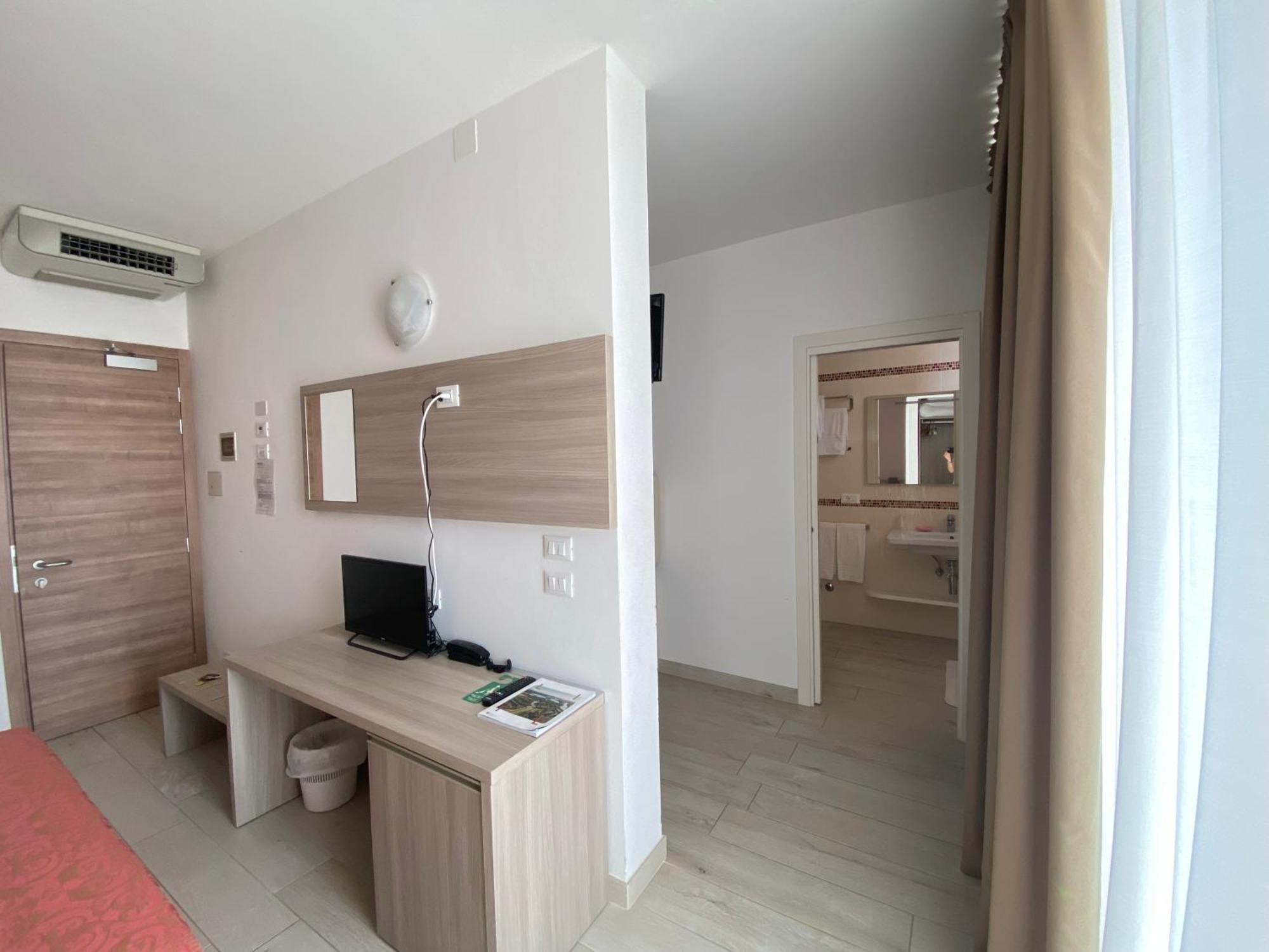 Kennedy Hotel 3*